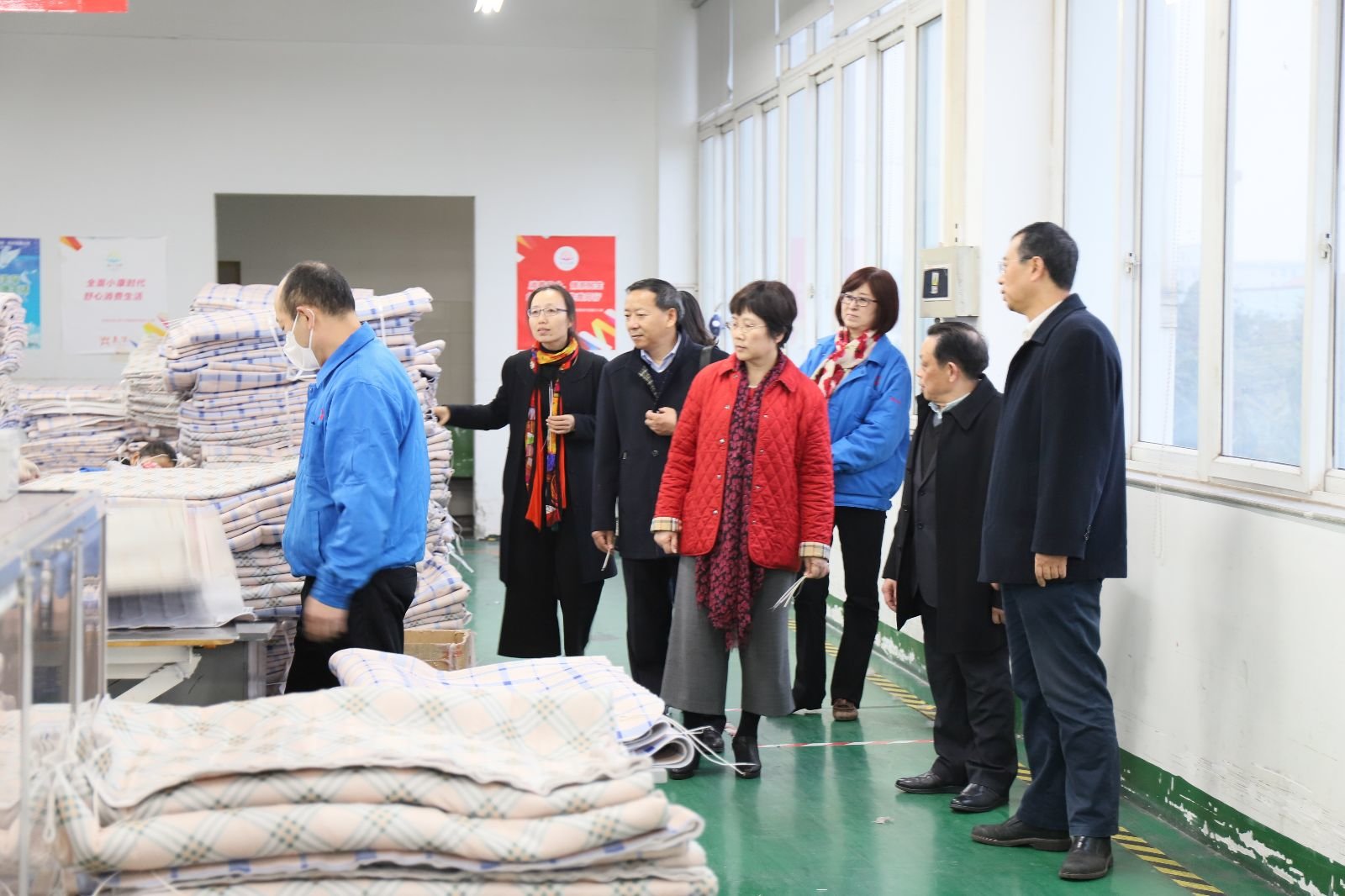 中國(guó)輕工業(yè)聯(lián)合會(huì)副會(huì)長(zhǎng)何燁一行蒞臨成都彩虹集團(tuán)參觀指導(dǎo)