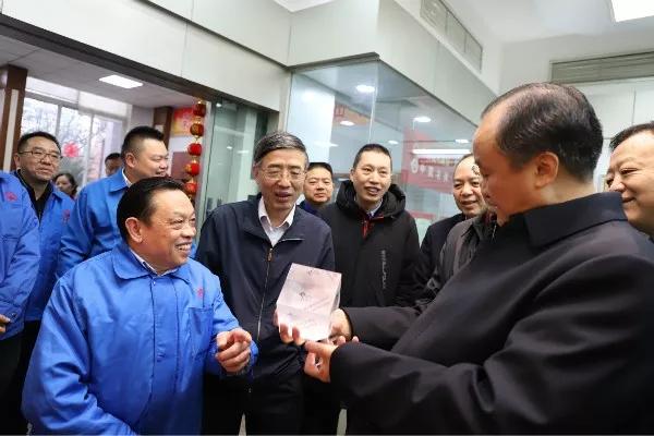 成都市政協(xié)主席李仲彬蒞臨成都彩虹集團(tuán)調(diào)研民營經(jīng)濟(jì)健康發(fā)展大會(huì)貫徹落實(shí)情況
