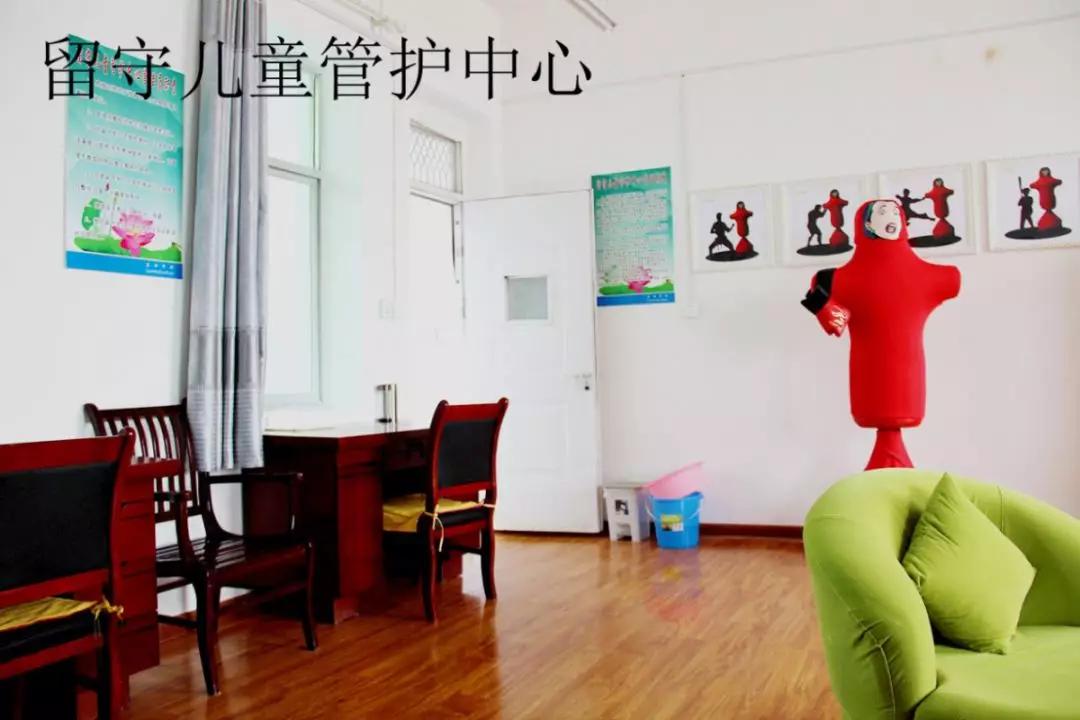 富平縣領(lǐng)導(dǎo)一行赴成都彩虹集團(tuán)交流學(xué)習(xí)