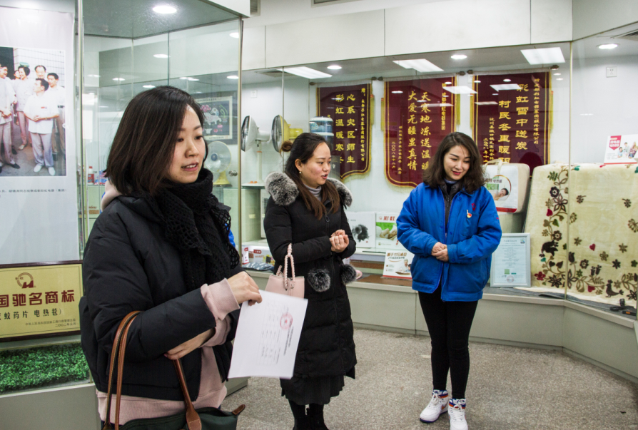 共青團成都市委劉竹部長一行蒞臨成都彩虹集團慰問