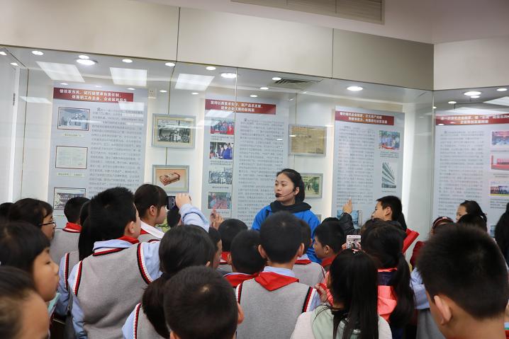 2019年成都彩虹集團(tuán)行政黨支部與科技園小學(xué)首次聯(lián)誼活動(dòng)