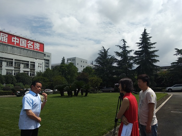 央視財經(jīng)頻道采訪彩虹集團(tuán)董事長劉榮富