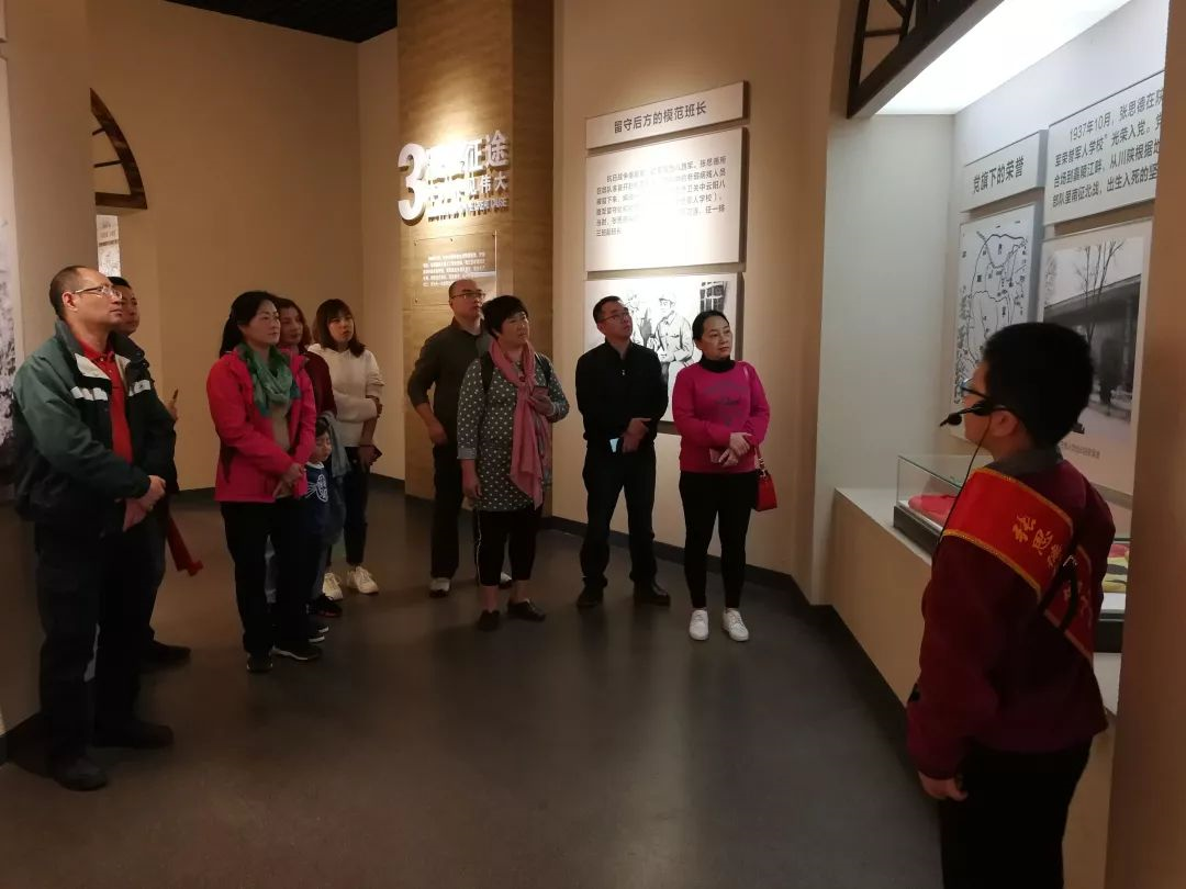 成都彩虹集團(tuán)黨群黨支部開展“不忘初心 牢記使命” 主題教育系列活動(dòng)