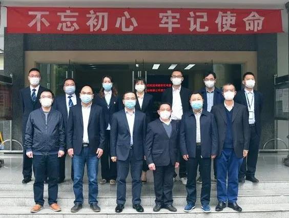 成都彩虹集團(tuán)向華西集團(tuán)十二公司贈(zèng)送錦旗