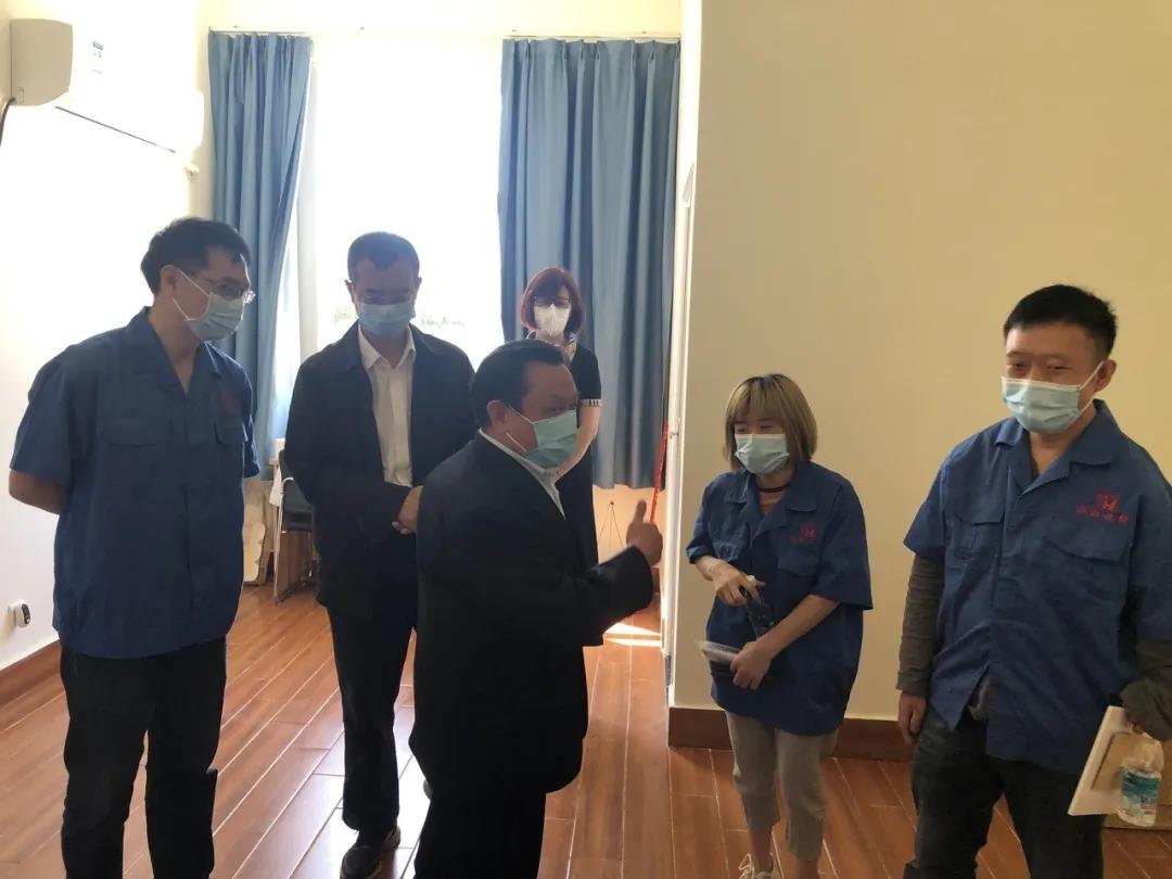 彩虹集團(tuán)新材料公司開展助殘日活動(dòng)暨員工新宿舍啟用儀式