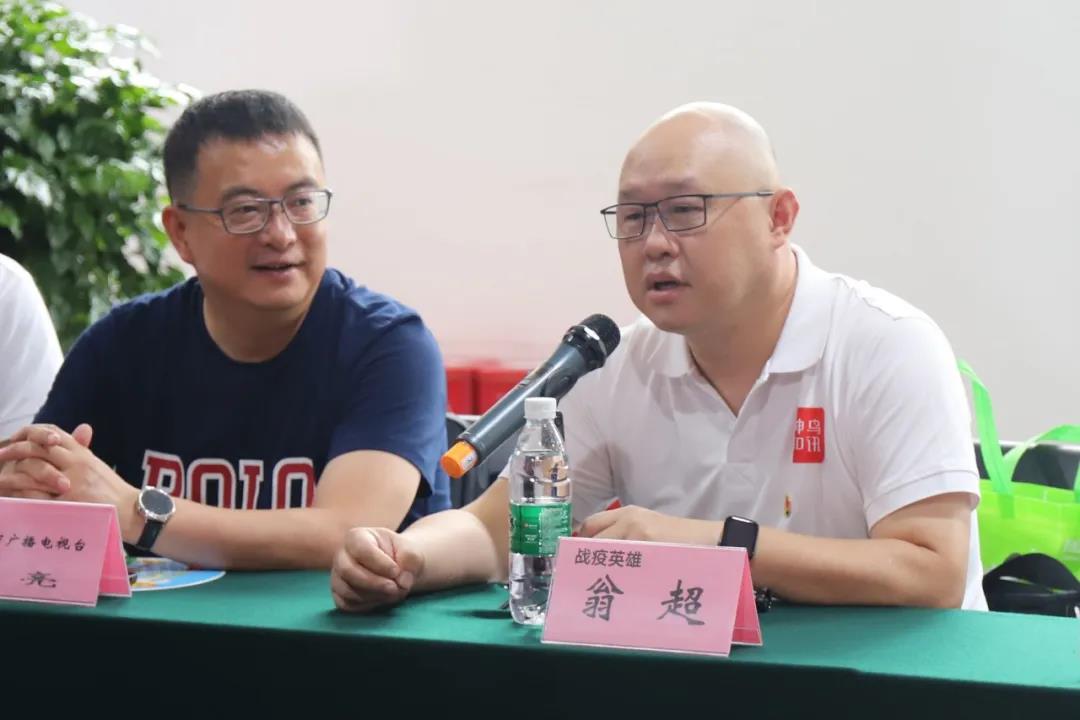 成都彩虹集團(tuán)致敬抗疫英雄