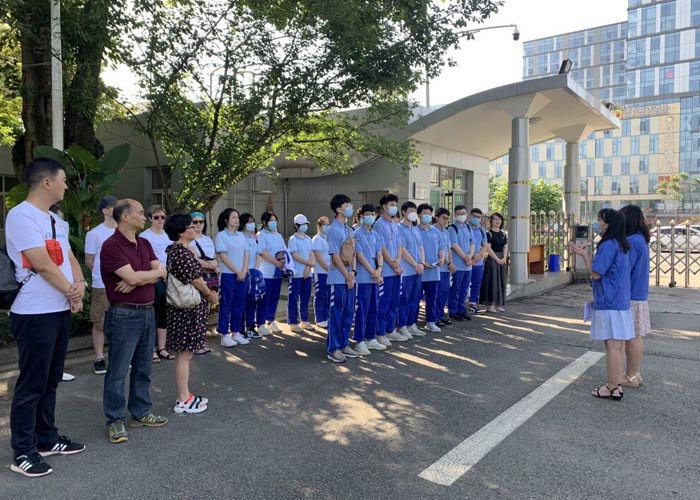 走進(jìn)彩虹科普基地，開展衛(wèi)生防疫體驗(yàn)