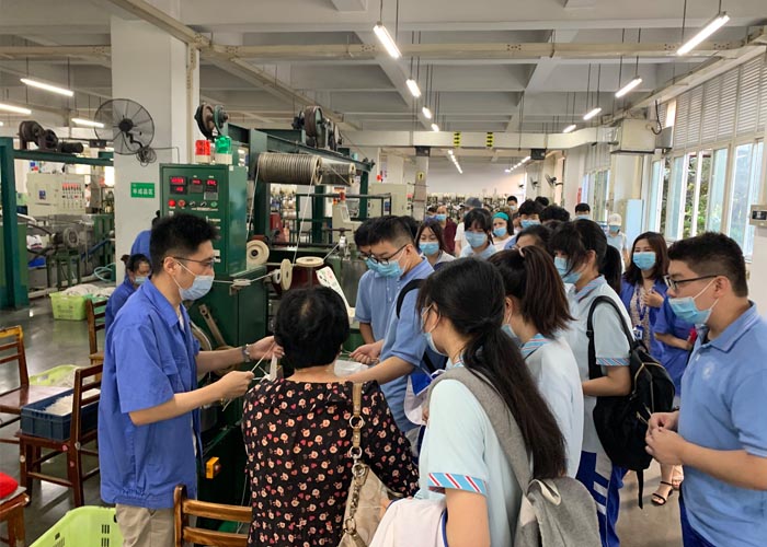 走進(jìn)彩虹科普基地，開展衛(wèi)生防疫體驗(yàn)