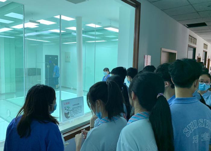 走進(jìn)彩虹科普基地，開展衛(wèi)生防疫體驗(yàn)
