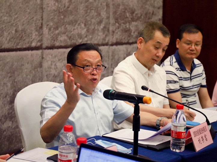 成都彩虹集團(tuán)董事長劉榮富代表第四屆電熱毯專委會主任委員單位講話