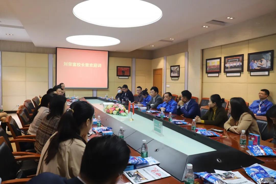 四川行動(dòng)教育校長EMBA41期校友走進(jìn)成都彩虹集團(tuán)游學(xué)交流