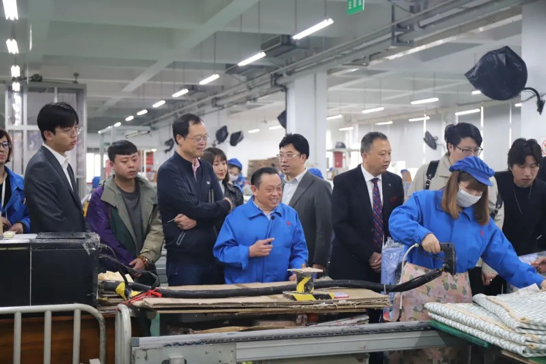 四川行動(dòng)教育校長EMBA41期校友走進(jìn)成都彩虹集團(tuán)游學(xué)交流