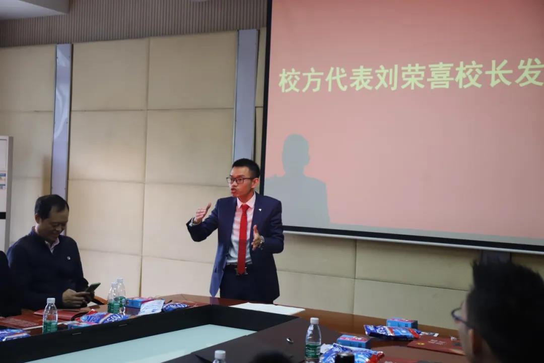 四川行動(dòng)教育校長EMBA41期校友走進(jìn)成都彩虹集團(tuán)游學(xué)交流