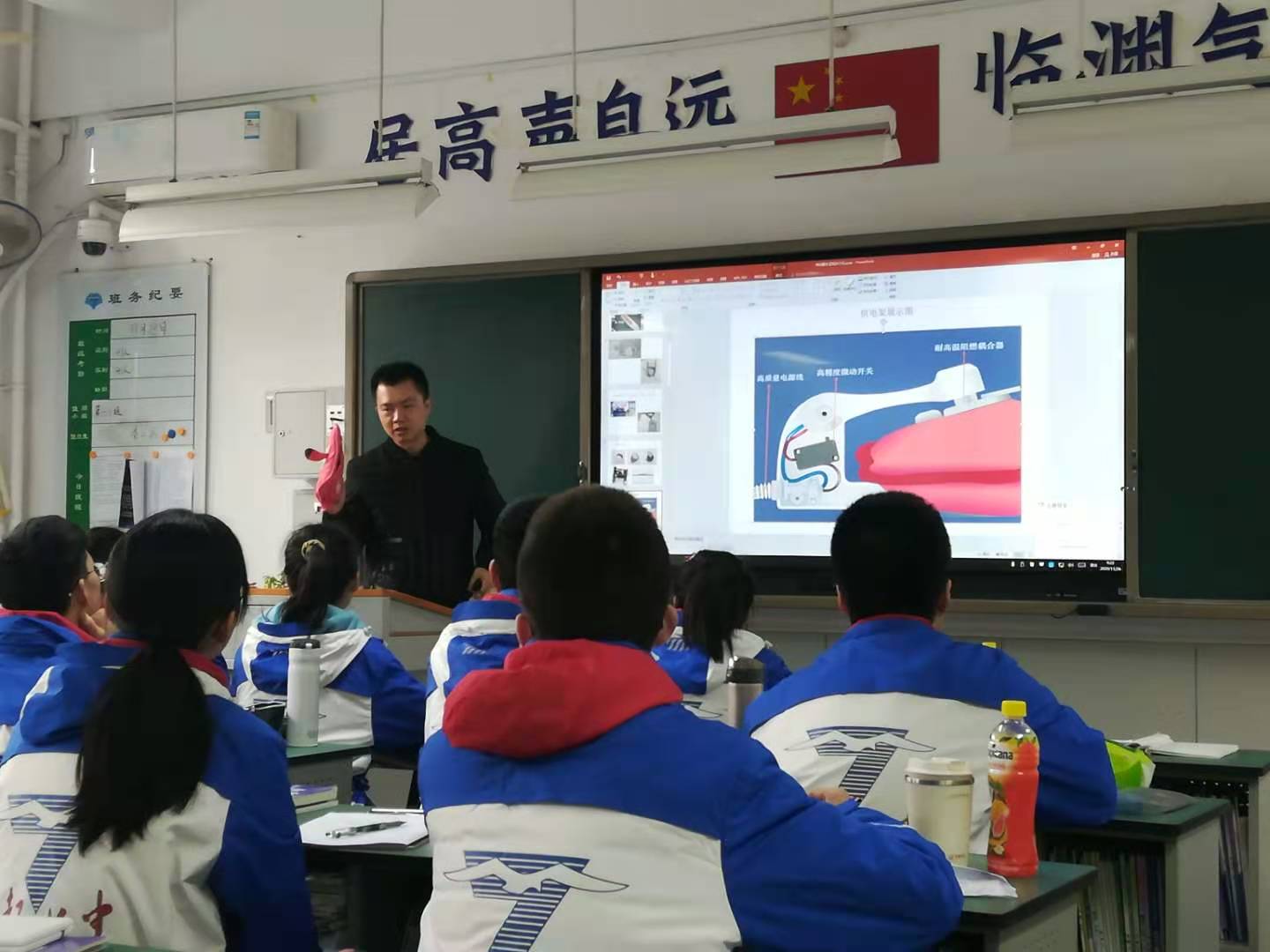 成都彩虹集團與成都七中創(chuàng)新科普一日游活動