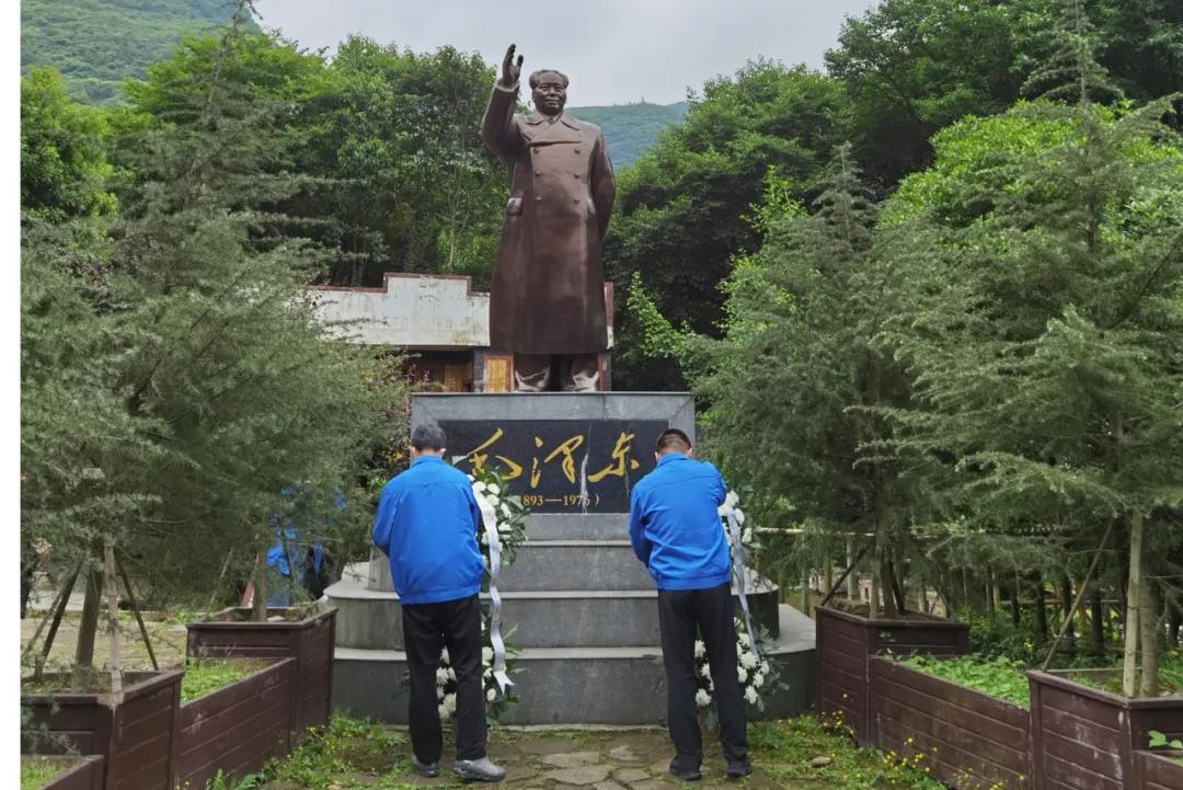 彩虹集團(tuán)黨委委員、總經(jīng)理黃朝萬(wàn)，黨委委員、常務(wù)副總經(jīng)理劉斌向毛主席銅像敬獻(xiàn)花籃，全體黨員向偉人銅像鞠躬致敬
