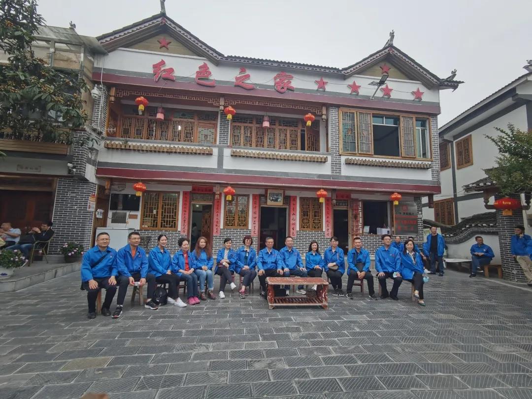 沿著習(xí)近平總書記走過的足跡，彩虹黨員們走近花茂村，感受在黨的領(lǐng)導(dǎo)下，依靠鄉(xiāng)村振興走上致富道路