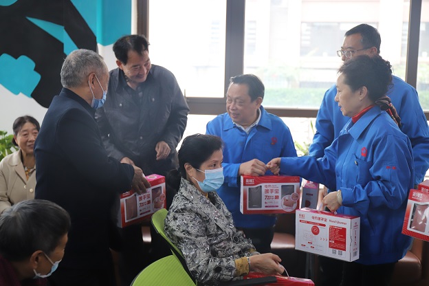 成都彩虹集團(tuán)行政黨支部重陽送溫暖黨建主題活動
